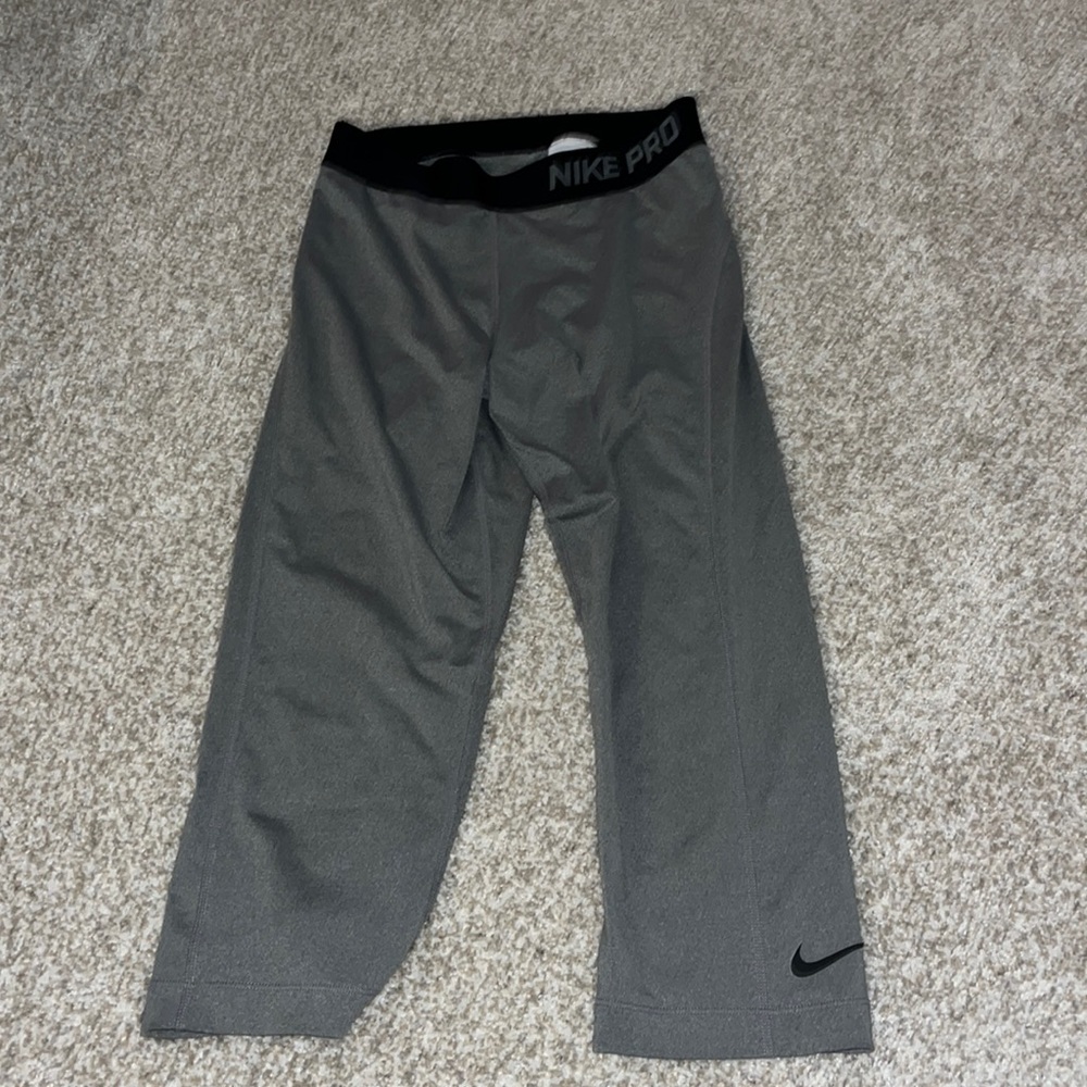 Nike women’s black crop leggings